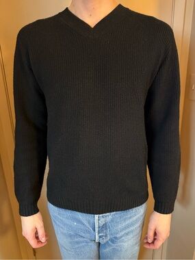 Uniqlo Men's Black V-Neck Knit Sweater